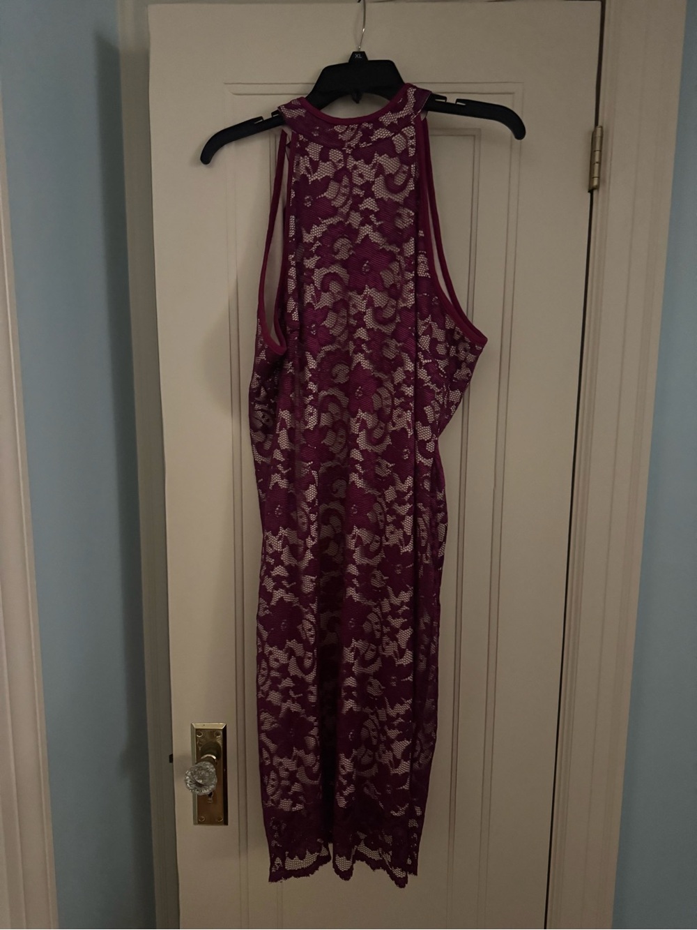 Sleeveless Lace Bodycon Dress in Burgundy - Picture 2 of 5